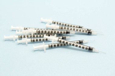 Mavi tıbbi geçmişi olan tek kullanımlık insülin şırıngaları. Kitle aşılama kavramı, Covid-19 tedavi denemeleri, uyuşturucu kullanımı, aşı araştırması.