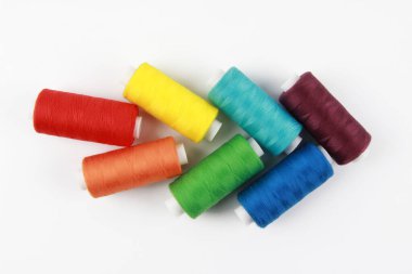 Renkli, iğneyle dikmek için gökkuşağı iplikleri. El yapımı konsept, giysi tamiri. Üst Manzara. Düz çizgi. Kopyalama alanı.