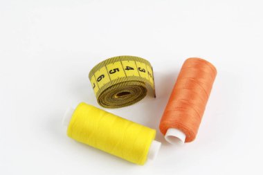 Renkli iplik derileri turuncu, dikmek için sarı ve bükülmüş sarı şerit. El işçiliği, giysi tamiri, dikiş, nakış ve favori bir hobi. Süper manzara.