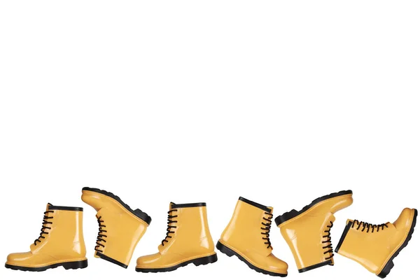 白い背景に黄色のゴムブーツと創造的な背景 女性のゴムブーツの多く 秋のスタイルの概念 季節の靴の割引 快適な服 パターン コピースペース — ストック写真