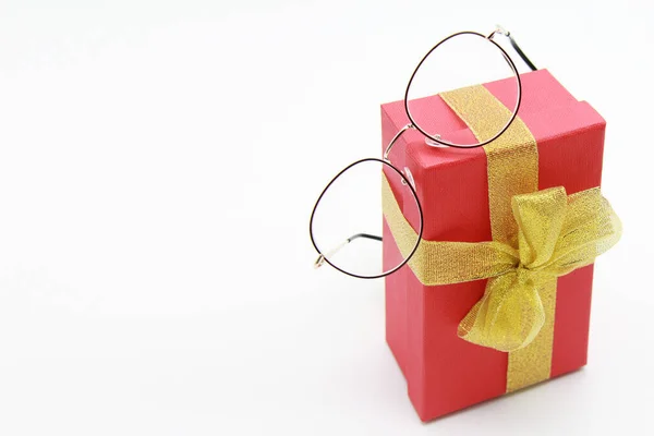 Optische Brille Auf Rotem Geschenkkarton Mit Goldenem Band Auf Weißem — Stockfoto