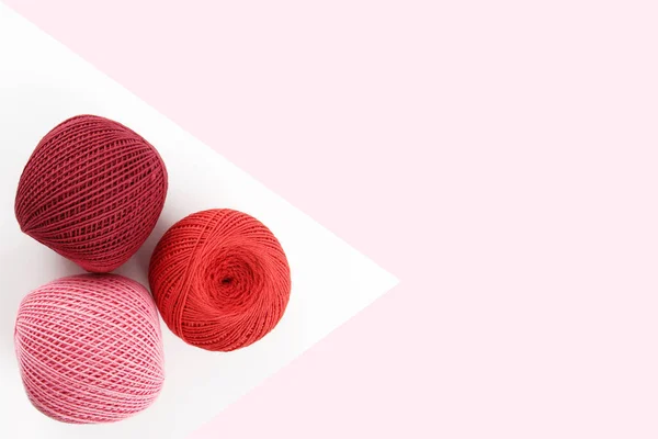 Crimson Röda Och Rosa Bomullstråd Bollar Och Virka Krok Geometriska — Stockfoto