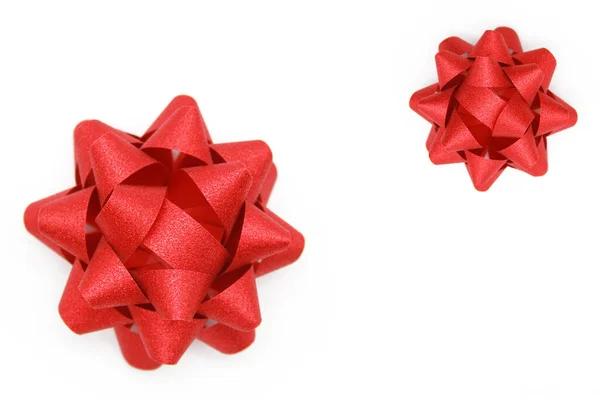 Zwei Schöne Rote Glänzende Feiertagsschleifen Groß Und Klein Eine Ergänzung — Stockfoto