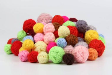 Beyaz arka planda çok renkli yün yün yumaklar örgü ipliği. El yapımı iş, el işi, özel mağazalarda iplik satışı, çevrimiçi satış, indirimler, yün promosyonlar..