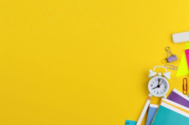 Okula geri döndüm. Renkli okul malzemelerinin olduğu sarı bir arka plan. Eğitim konsepti, okul hazırlığı. Satın alma ve satma, terfiler, ofis malzemeleri indirimleri..