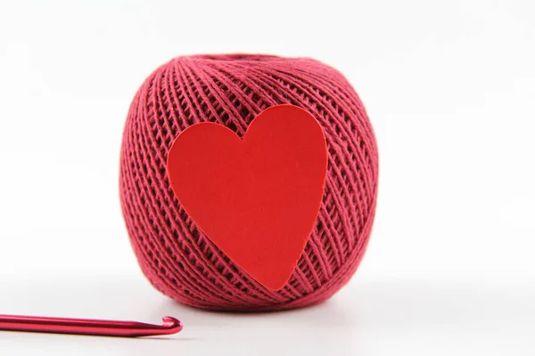 Crimson Ball Thread Red Heart Crocheting Crocheting White Background Concept — Foto de Stock