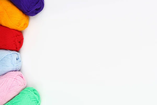 Много Разноцветных Шерстяных Шариков Вязаной Пряжи Лежат Боком Дуге Крупным — стоковое фото