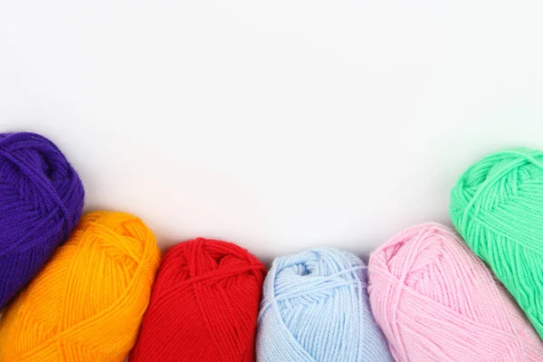 Много Разноцветных Шерстяных Шариков Вязаной Пряжи Лежат Внизу Дуге Крупным — стоковое фото