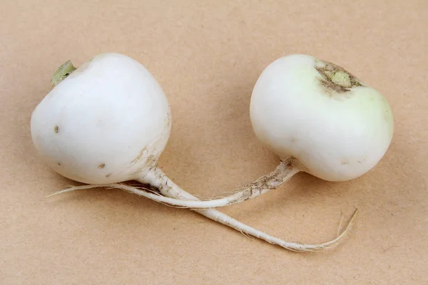 Twee Witte Daikon Radijs Liggen Ambachtelijk Papier Oogsten Van Een — Stockfoto