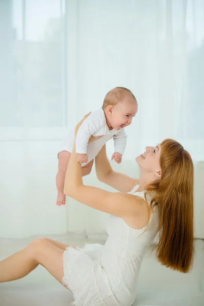 Mamma e bambino baciare e abbracciare. Famiglia felice — Foto Stock