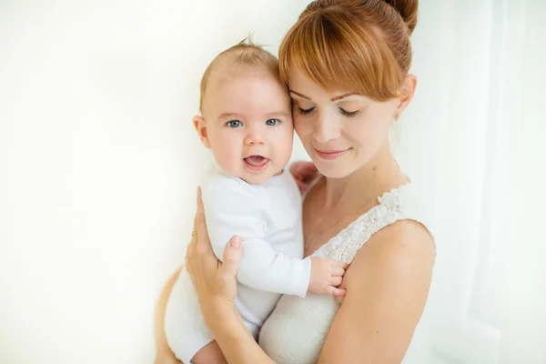 Mutter und Baby küssen und umarmen sich. Glückliche Familie — Stockfoto