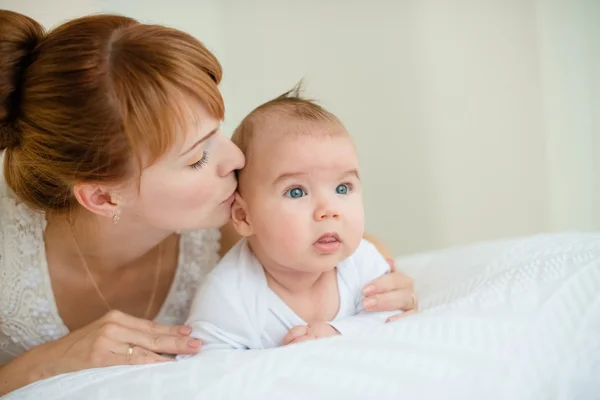 Niño feliz cerca de mamá en su habitación — Foto de Stock