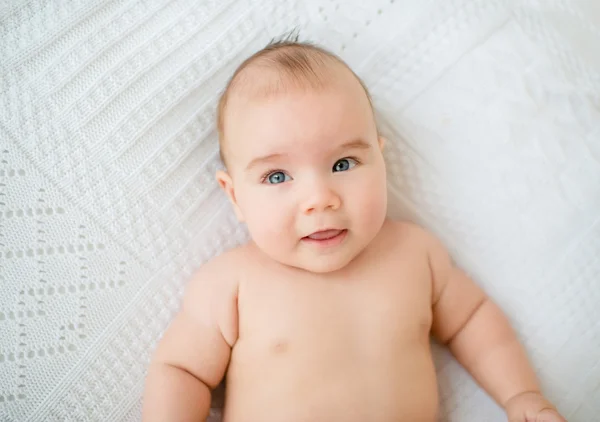 Portret van schattige pasgeboren babyjongen — Stockfoto