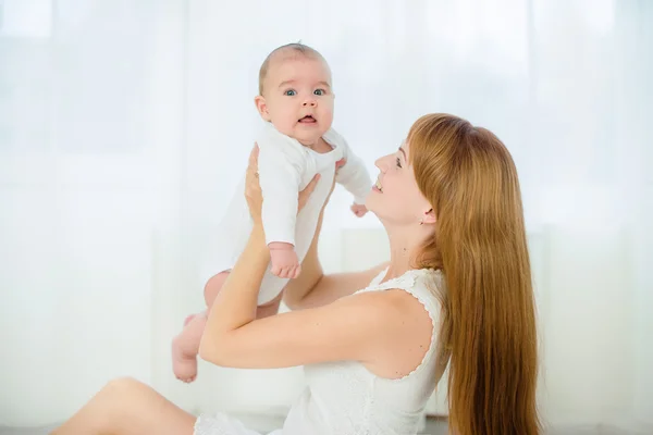 Anne ve bebek öpüşüyor ve sarılıyorlar. Mutlu Aile — Stok fotoğraf