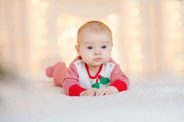 Mooie kleine baby viert Kerstmis. New Year's vakantie. — Stockfoto