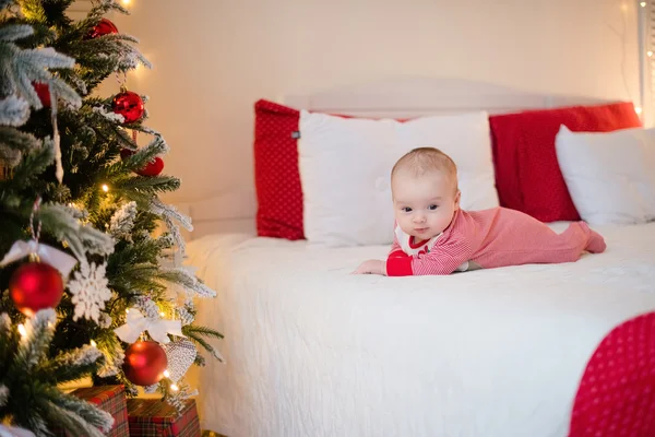 Schönes kleines Baby feiert Weihnachten. Neujahrsferien. Stockbild