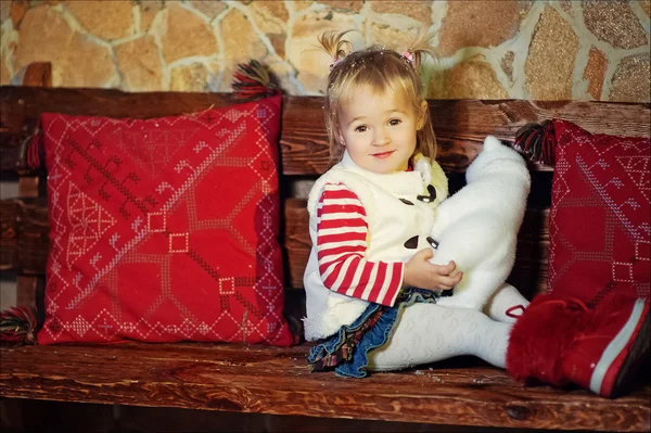 Glückliches kleines Mädchen zur Weihnachtszeit — Stockfoto