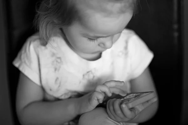 Liten flicka spela internet med rörlig smartphone — Stockfoto