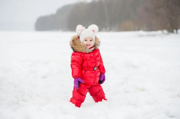 Vinter, snømann - nydelig liten jente har det gøy i snø – stockfoto