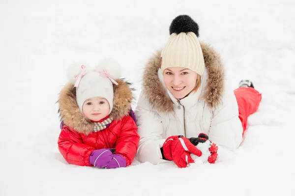 Happy mother and daughter in Winter Park having fun.Family Outdo — Stock Photo, Image