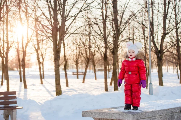 Portrett av en liten jente om vinteren som har det gøy med snø – stockfoto