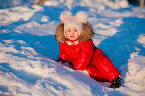 冬天，雪人-可爱的女孩，有着一段有趣的雪 — 图库照片