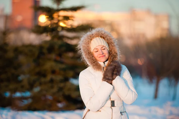 Attraktive junge Frau im Winter draußen — Stockfoto
