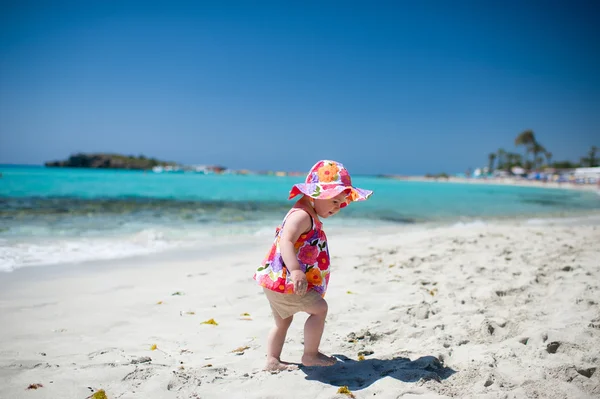 Porträtt av en baby promenader vid havet — Stockfoto