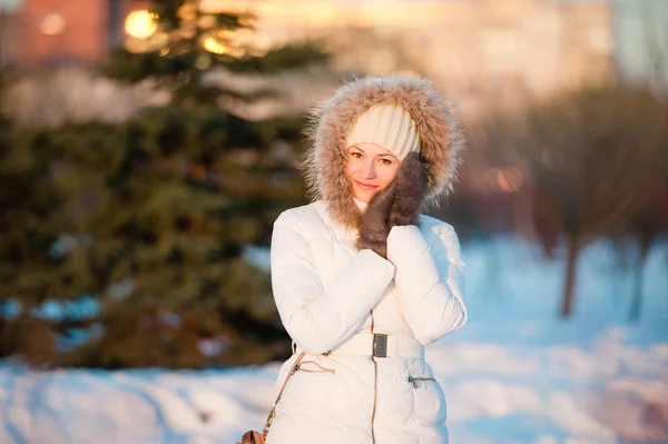 Kışın açık havada çekici bir genç kadın. — Stok fotoğraf