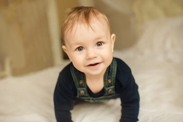 Portret ładny szczęśliwy chłopiec 8 miesiąca życia dziecka — Zdjęcie stockowe
