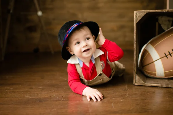 Retrato de lindo niño feliz de 8 meses con sombrero divertido. Fotógrafo — Foto de Stock