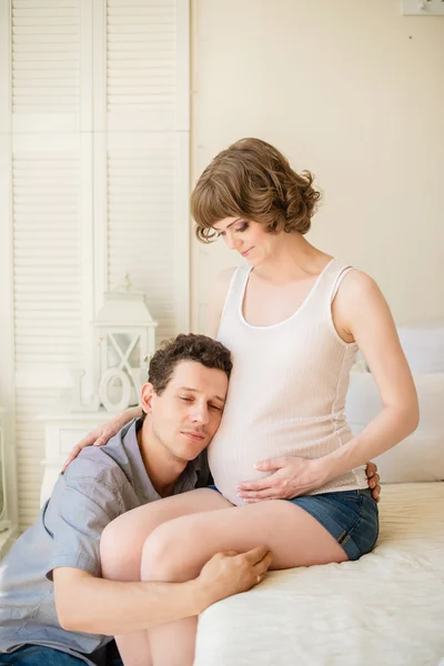 Mąż ściska jego żona w ciąży brzuch — Zdjęcie stockowe