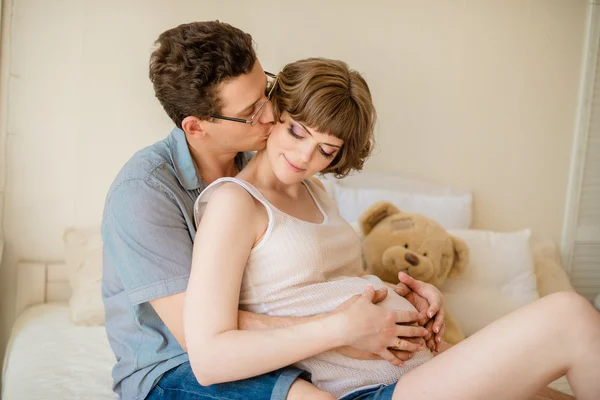 Mann berührt mit Händen Bauch seiner schwangeren Frau — Stockfoto