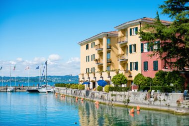 garda Gölü ve sirmione şehir İtalya üzerinden görüntülemek