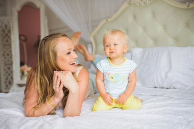 Anne ve bebek oynamak ve gülüyor. Anne çocuğunu ile. Mutlu 