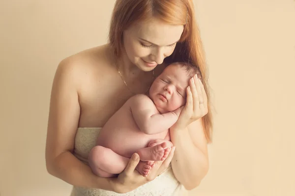 她新生的婴儿与母亲的画像 — 图库照片