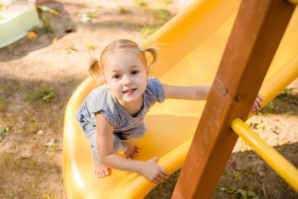 La bambina sorridente al parco giochi — Foto Stock
