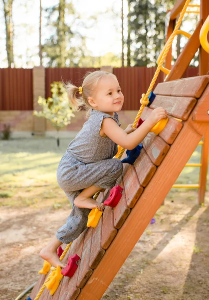 La ragazza al parco giochi — Foto Stock