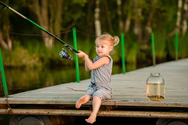 Menina Pegando um peixe — Fotografia de Stock