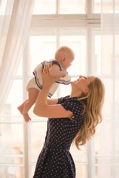 Mamma e bambino baciare e abbracciare. Famiglia felice — Foto Stock