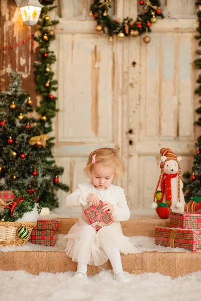 Schattig gelukkig klein meisje, met de giften van Kerstmis — Stockfoto