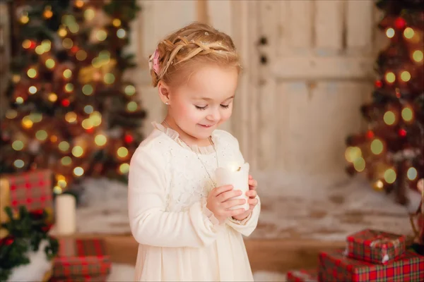 Porträt eines kleinen Mädchens mit Kerze — Stockfoto