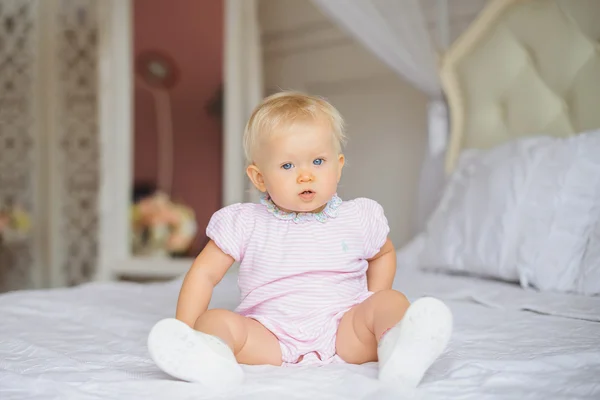 Schattig baby meisje — Stockfoto