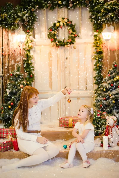 Moeder met een dochter versieren kerstboom — Stockfoto