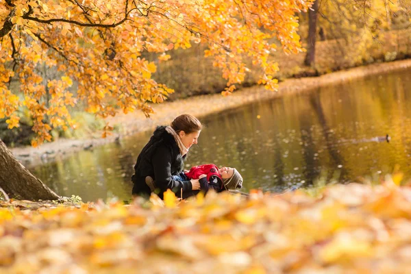 Familia feliz disfrutando de la naturaleza otoñal, concepto de amor — Foto de Stock