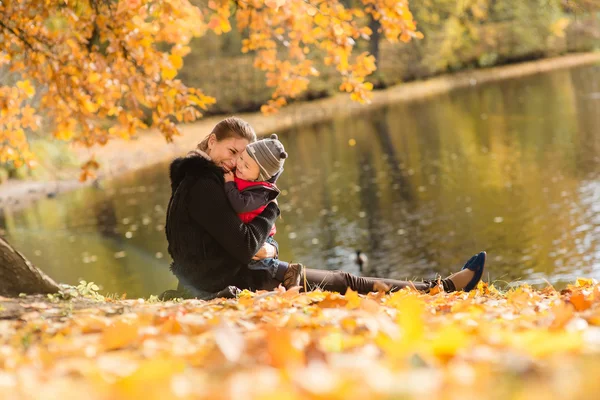 Hermoso estilo de vida otoño foto madre e hijo camina en el p — Foto de Stock