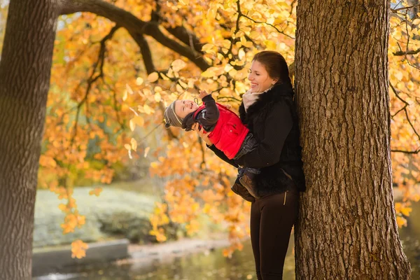 Beautiful lifestyle autumn photo mother and child walks in the p — Stock Photo, Image