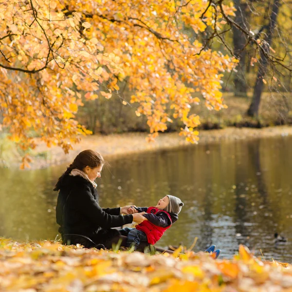 Moeder en kind plezier in de herfst — Stockfoto