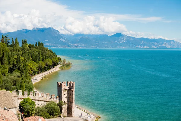 Reggelikor csodálatos a kilátás a Scaliger Castle Sirmione város, tó — Stock Fotó