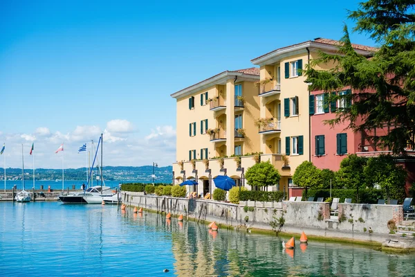 Blick über den Gardasee und die Stadt Sirmione in Italien Stockbild